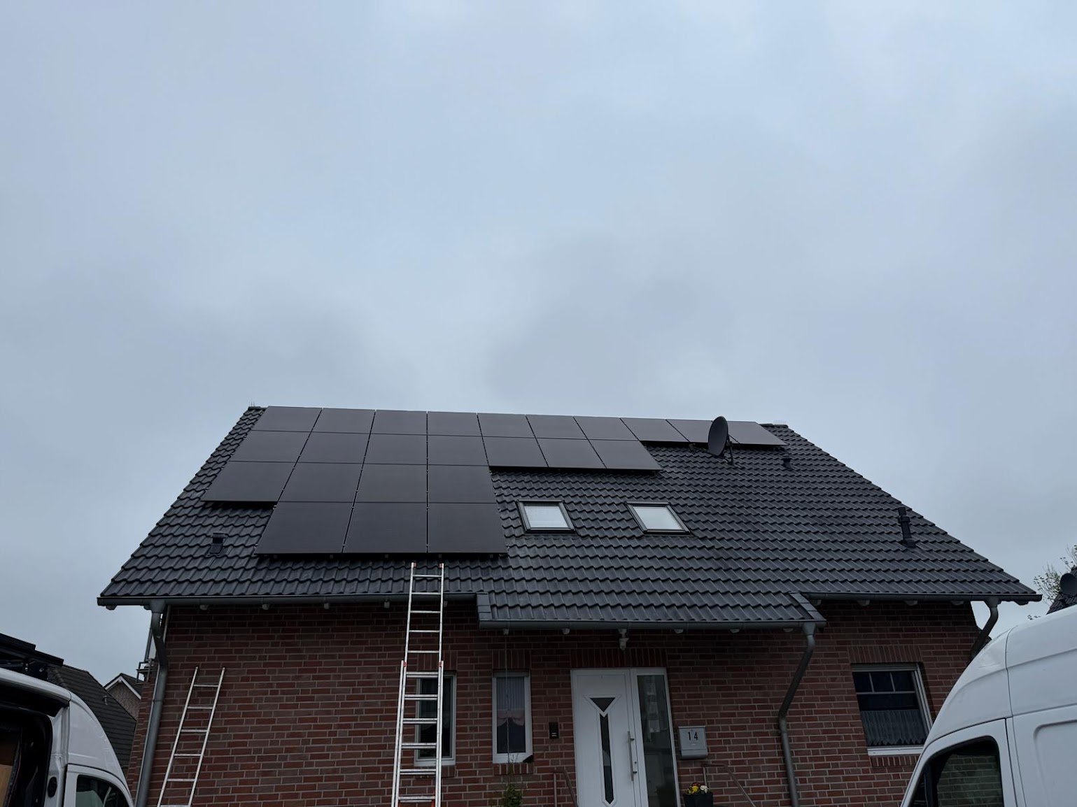 Montage einer Photovoltaikanlage auf einem Einfamilienhaus mit angestellten Dachleitern